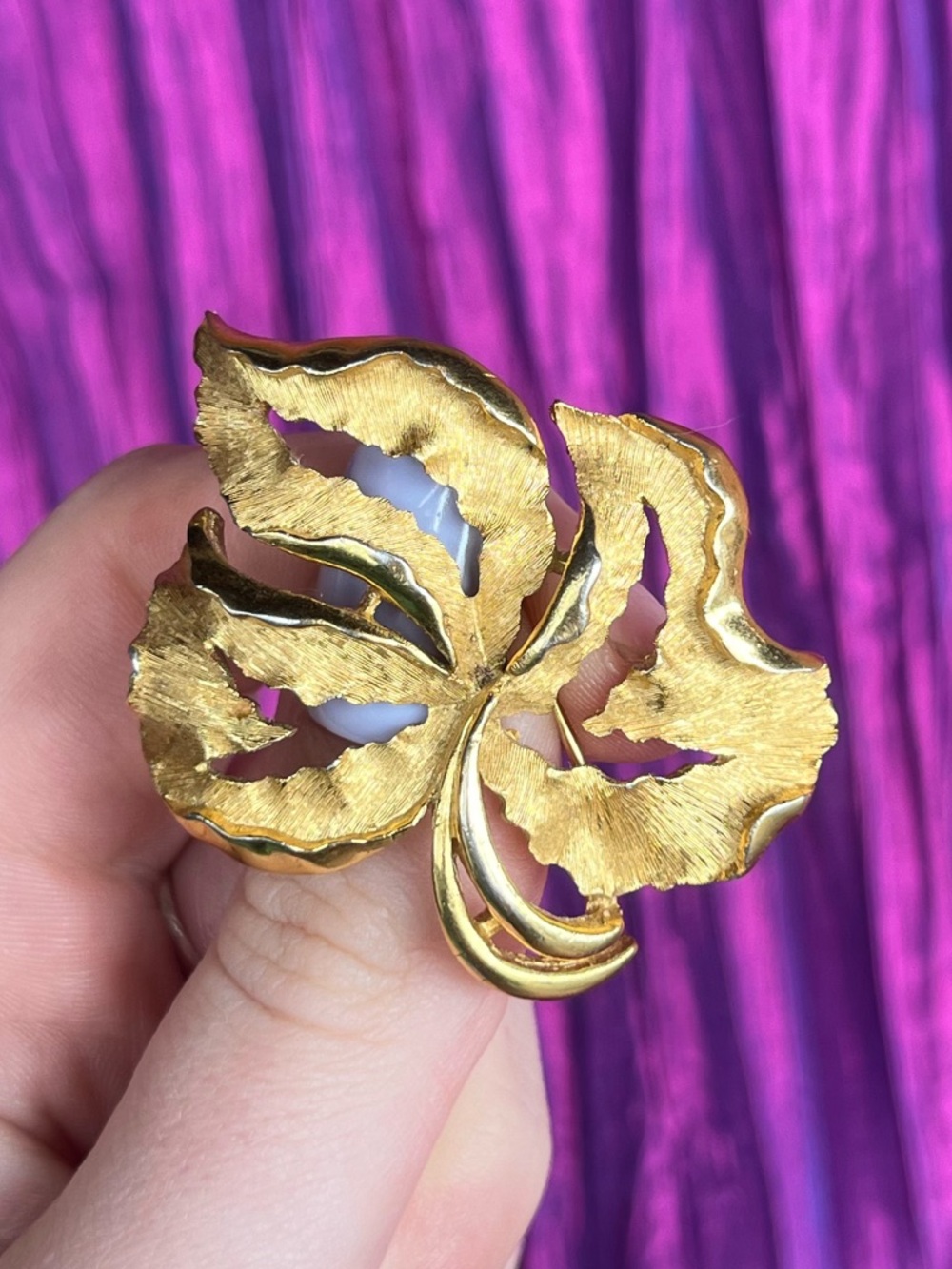 Crown Trifari Signed Vintage 1960s Leaf Brooch - Picture 7 of 8